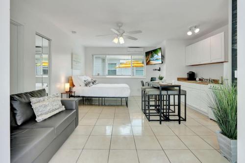 Sunlit Studio Escape Hollywood Haven, sleeps 4 in Hollywood, USA