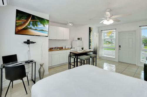 Sunlit Studio Escape Hollywood Haven, sleeps 4 in Hollywood, USA