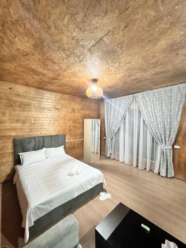 5 queen beds