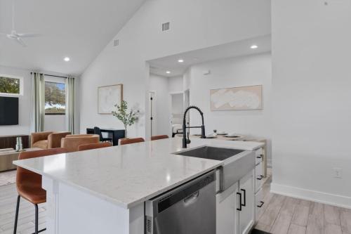 Mega Sized Luxury - Up to 24 Ppl - Downtown Access in Austin, USA