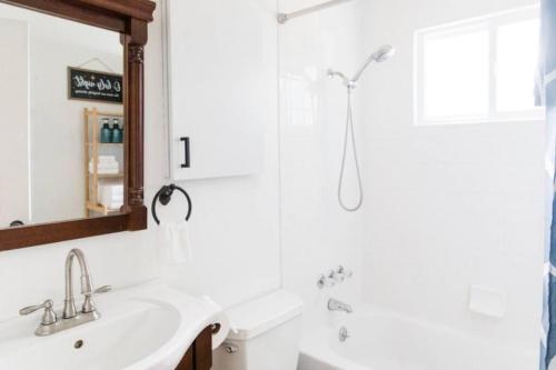 Lovely Wooden Home in Kirkland, Walk to Beach Park