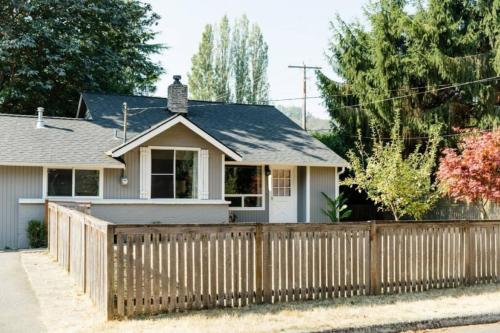 Lovely Wooden Home in Kirkland, Walk to Beach Park