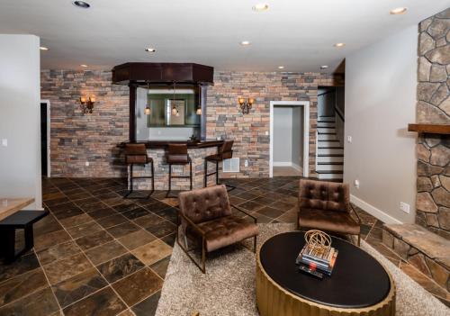 NEW LISTING - Longview Mountain Oasis in Big Canoe in Afton, USA