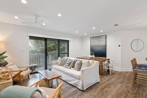 Beach Condo with Heated POOL and Tennis Courts and Beach Access and 6 Beds that Sleep 8