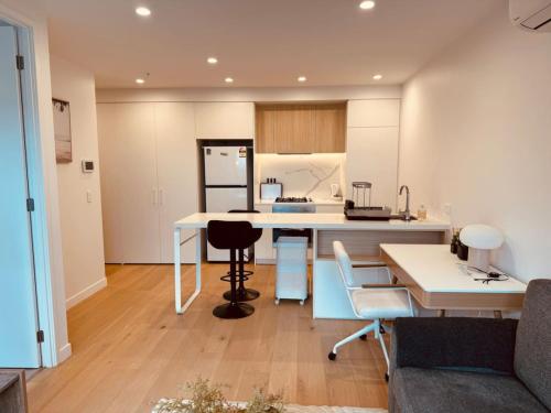 Cozy 1-Bed Flat with City Views, Box Hill