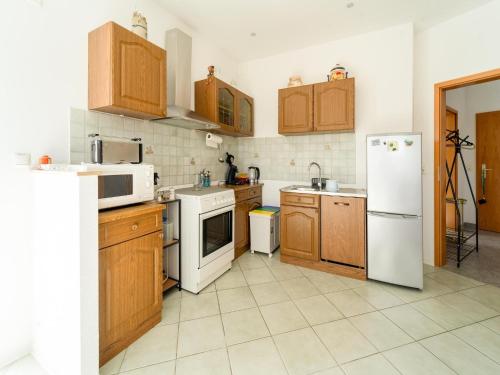 virtuve, Cozy Family Stay in Petersberg in Wettin-Lobejun
