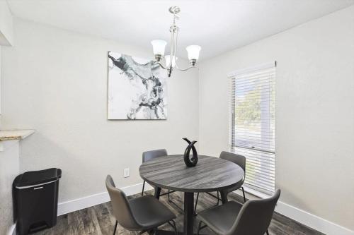 2BR 2BA Oasis Near Cowboys Stadium & 6 Flags in Arlington, USA