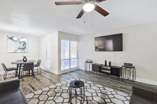 2BR 2BA Oasis Near Cowboys Stadium & 6 Flags in Arlington, USA