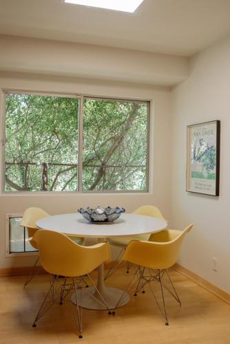 Mid-Century Zen Mountain Getaway in Los Angeles, USA