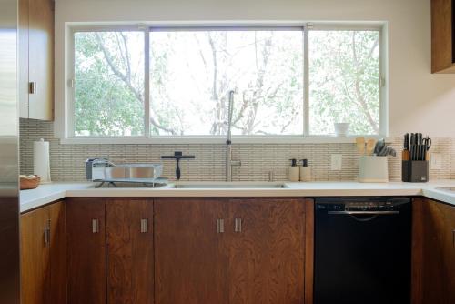 Mid-Century Zen Mountain Getaway in Los Angeles, USA