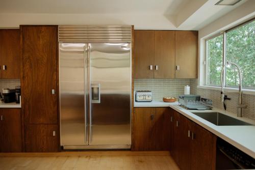 Mid-Century Zen Mountain Getaway in Los Angeles, USA
