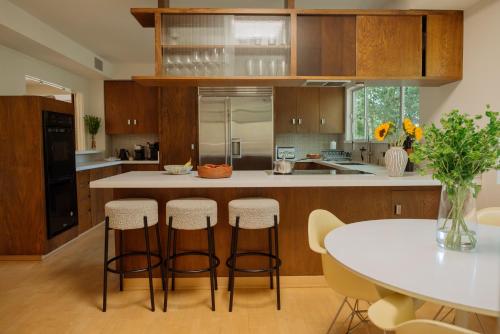 Mid-Century Zen Mountain Getaway in Los Angeles, USA
