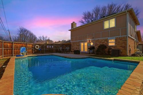 4-BD Home with Stunning Backyard Pool Oasis in Plano, USA