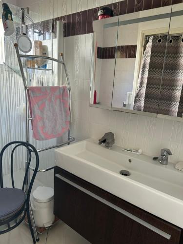 Bathroom, Maison Les Louves near Les Arcades