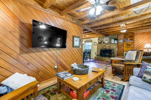 Hot Tub and Fire Pit Cozy Cabin in Maggie Valley in Maggie Valley, USA