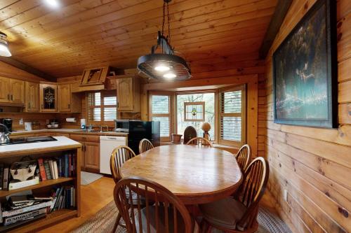Creekfront Cabin in Newland, USA