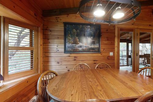 Creekfront Cabin in Newland, USA
