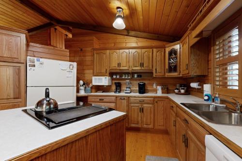 Creekfront Cabin in Newland, USA