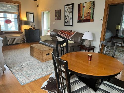 Sunny 2 BR Apartment west of Chicago in quaint Forest Park center in Forest Park, USA