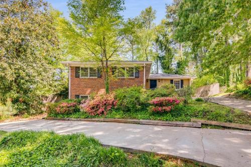 Modern Hideaway Sleeps 14 Backyard & WiFi in Decatur, USA