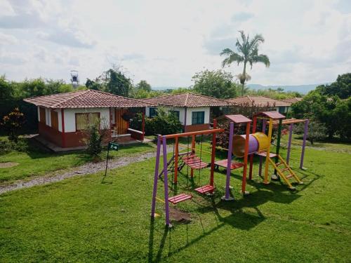 สนามเด็กเล่น, Hotel campestre manantial del Quindio in มอนเตเนโกร