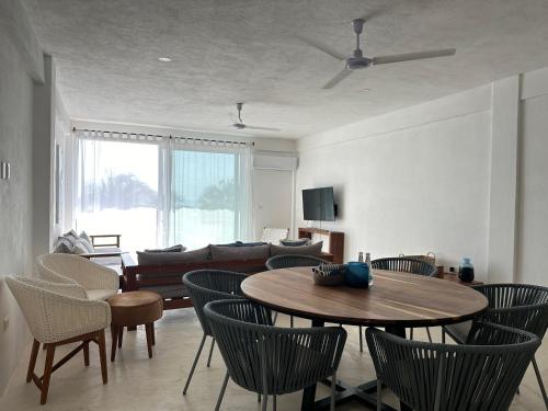 Közös társalgó / TV, Noah Beach Hotel & Suites in Mahahual