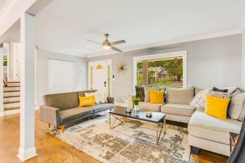 Stylish Atlanta Home 6BR Sleeps 12 — other in 2640 Casher Drive, Decatur United States, 30034