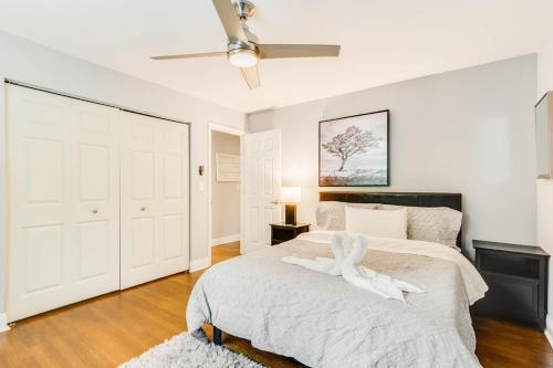 Atlantas Luxe 6-Bedroom Airbnb Haven sleeps 12 in Decatur, USA