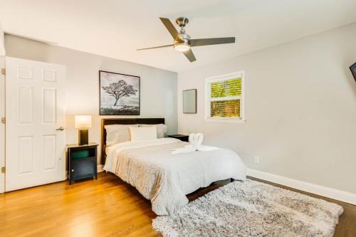 Atlantas Luxe 6-Bedroom Airbnb Haven sleeps 12 in Decatur, USA