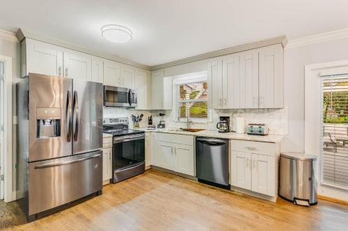 Atlantas Luxe 6-Bedroom Airbnb Haven sleeps 12 in Decatur, USA