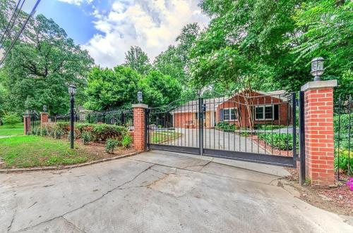 The Estate at Emory CDC 7 Bedrooms Sleeps 16 in Atlanta, USA