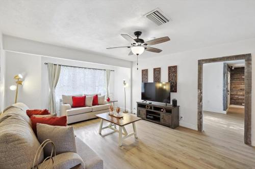 4-BD 2-BA Home Retreat Laundry Backyard in Weatherford, USA