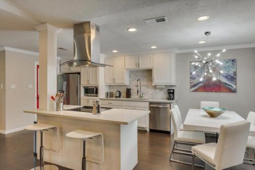 Your Modern and Bright Home w Private Pool in Farmers Branch, USA