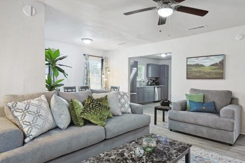 Rural Serenity x Cozy Comfort - 3-BD 1-BA w Yard in Azle, USA