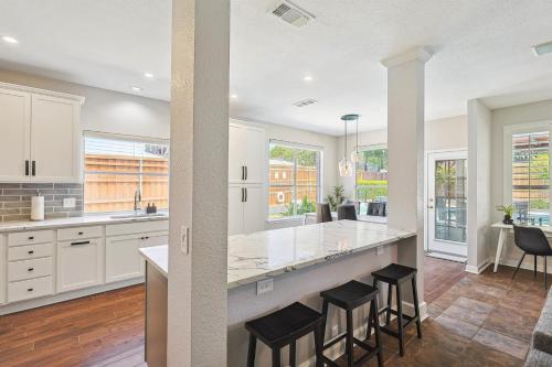 5BD Vacation Retreat - Pool Patio Cinema in Lake Dallas, USA