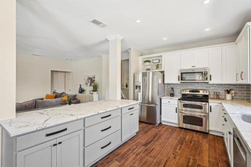 5BD Vacation Retreat - Pool Patio Cinema in Лейк-Даллас