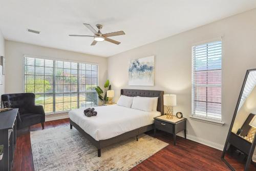 5BD Vacation Retreat - Pool Patio Cinema in Лейк-Даллас