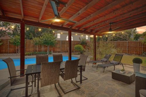 5BD Vacation Retreat - Pool Patio Cinema in Лейк-Даллас