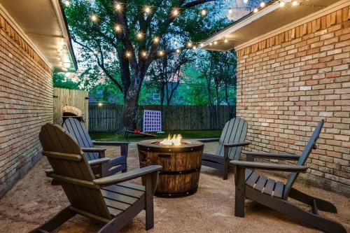 5-BD 2-BA Spring Valley Park Home w Backyard Fun in Dallas, USA