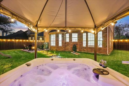 Luxury Home w Hot Tub near DFW Airport in Flower Mound