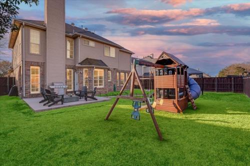 Luxury Home w Hot Tub near DFW Airport in Flower Mound