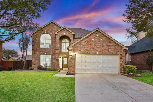 Luxury Home w Hot Tub near DFW Airport in Flower Mound