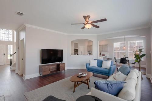 Pearl White Dream Home With Private Pool & Theatre in Arlington, USA