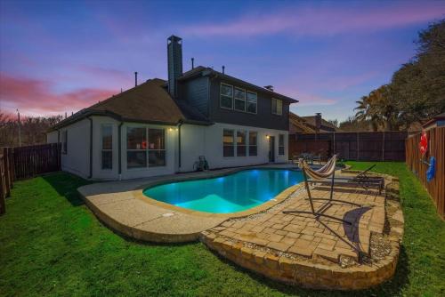 Pearl White Dream Home With Private Pool & Theatre in Arlington, USA