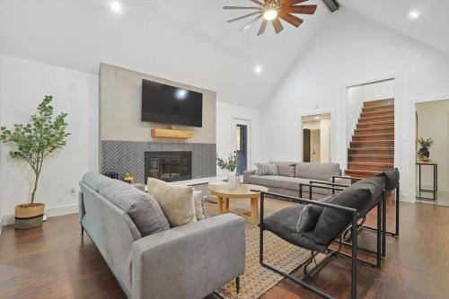 Best of Carrollton - Luxury Pool Hot tub Games in พลาโน (TX)