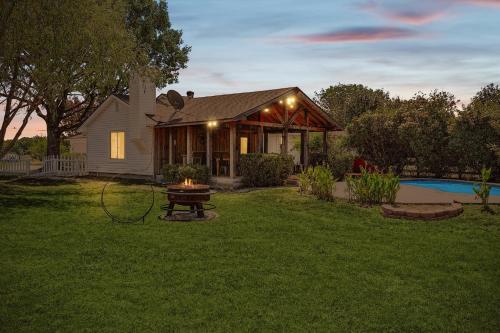3BD Farmhouse Country Living - Pool Patio Firepit