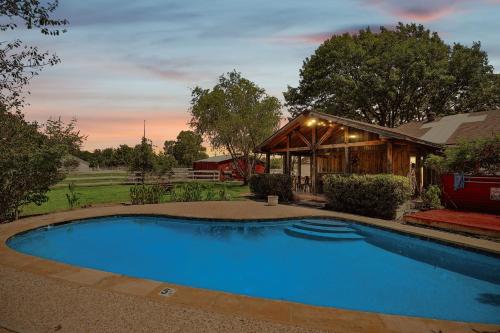 3BD Farmhouse Country Living - Pool Patio Firepit in Fairview (TX)