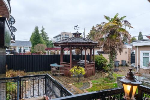 Deluxe Double Room with Shared Washroom in Family Villa in Vancouver, Canada