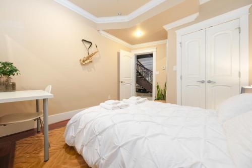Deluxe Double Room with Shared Washroom in Family Villa in Vancouver, Canada