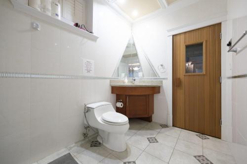 Deluxe Double Room with Shared Washroom in Family Villa in Vancouver, Canada